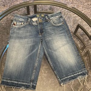 jeans shorts with army print  details.